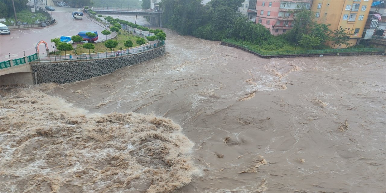 Samsun'un Salıpazarı ilçesinde şiddetli yağış etkisini gösterdi.
