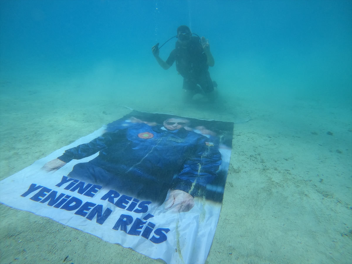 AK Parti'li meclis üyesi denizin altında Cumhurbaşkanı Erdoğan'ın posterini açtı