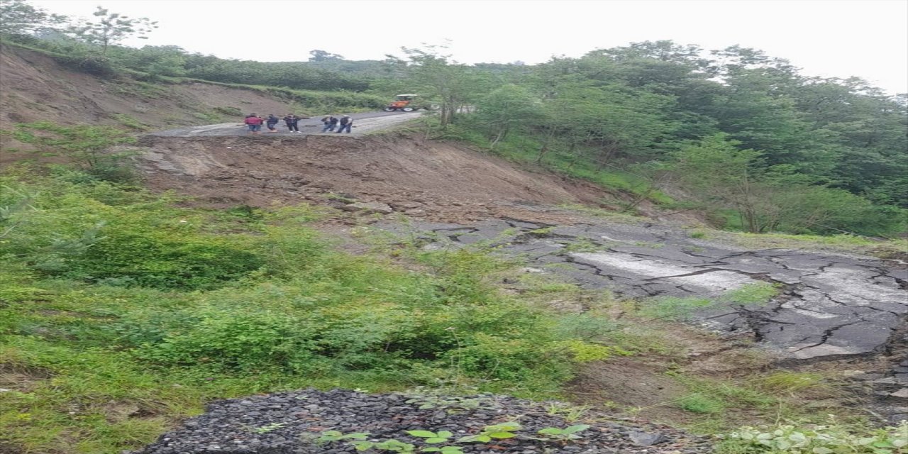 Samsun Ayvacık'ta heyelan nedeniyle bazı mahallelerin yolu kapandı