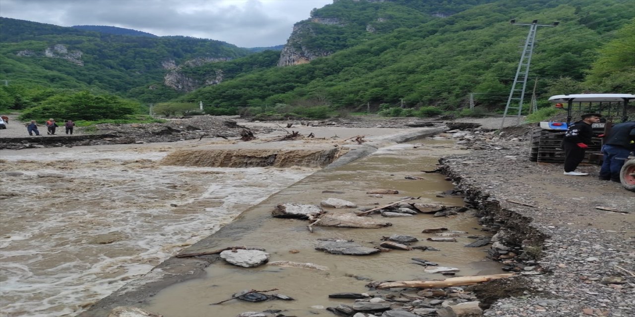 Sağanaktan etkilenen Sinop'ta hatlar yeniden onarıldı.