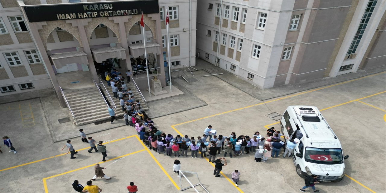 Sakarya'da öğrenciler depremzede akranlarına kırtasiye malzemesi gönderdi.