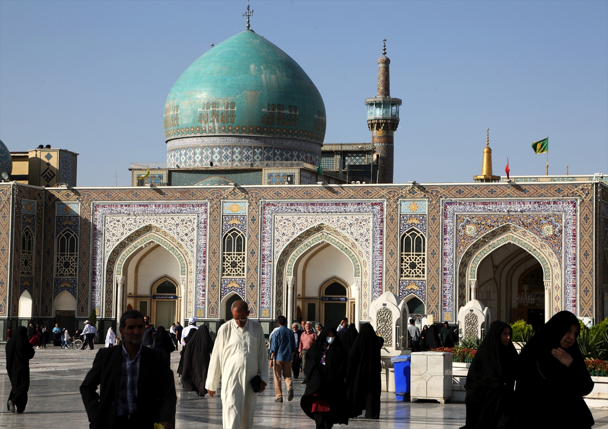 İran'daki tarihi Gevher Şad Camisi farklı mimarisiyle dikkati çekiyor
