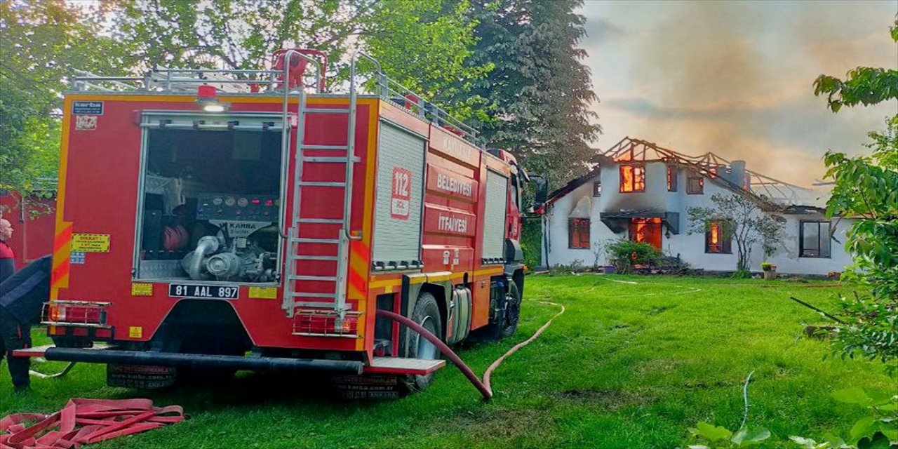 Düzce'de yangın çıkan 2 katlı müstakil ev kullanılamaz hale geldi