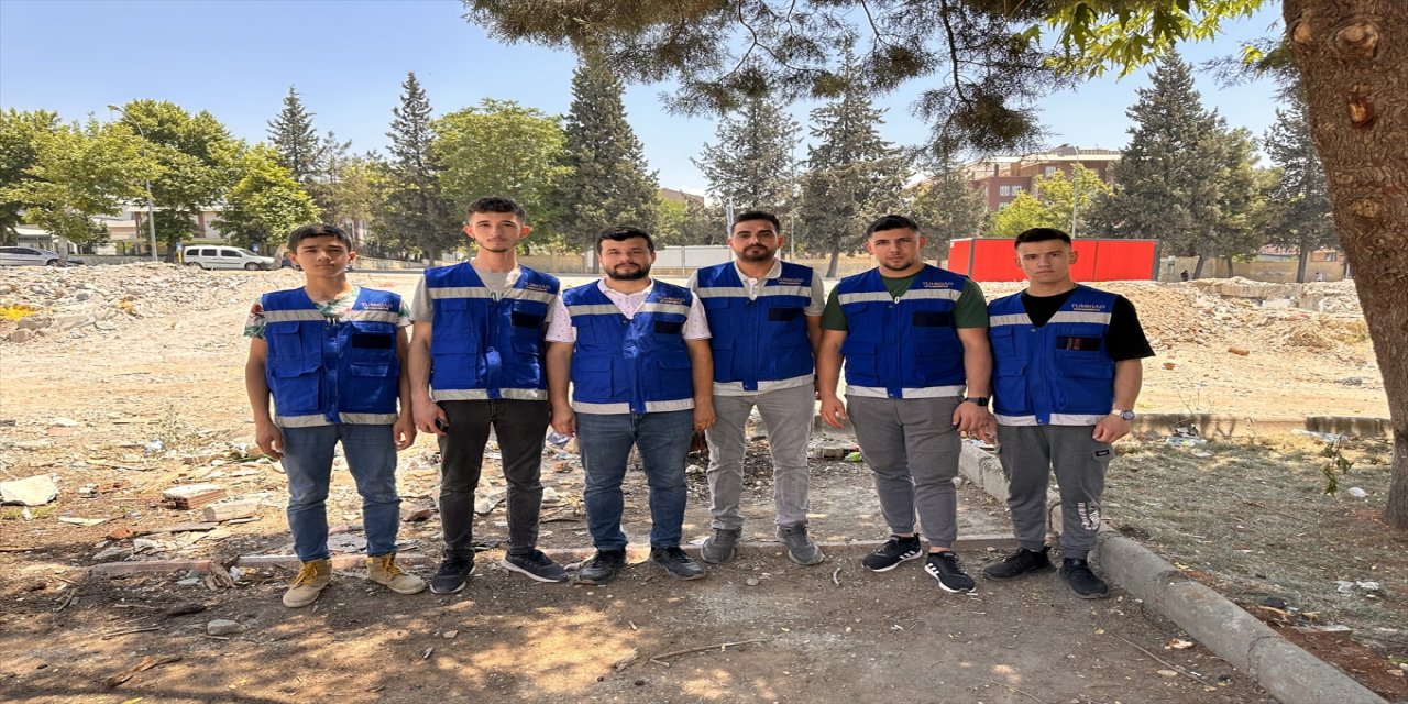 Kahramanmaraş'ta sokak hayvanlarına mama desteği yapıldı.