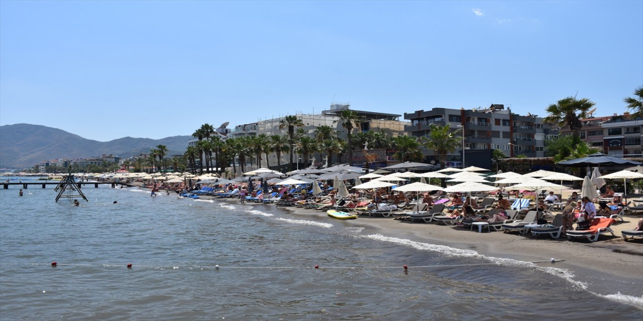 Fethiye ve Marmaris sahillerinde sıcak hava yoğunluğu arttırdı.