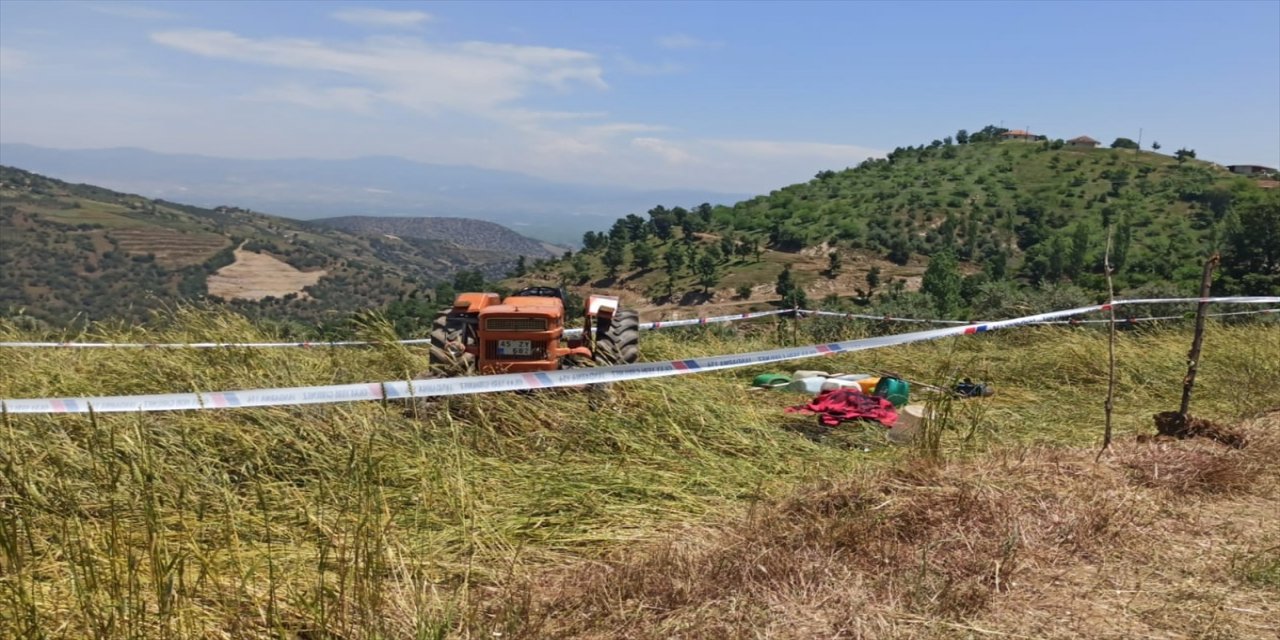 Manisa'da traktörün devrilmesi sonucu 1 kişi hayatını kaybetti.