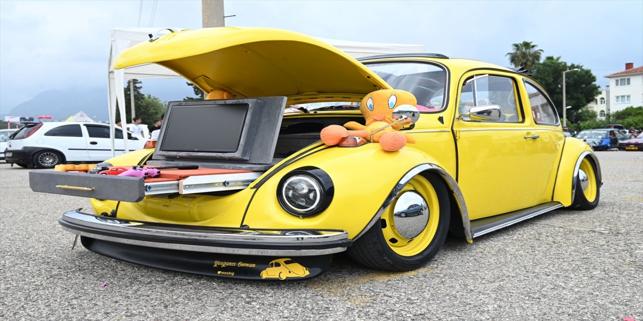 Antalya'daki festivalde klasik ve modifiyeli araçlar.