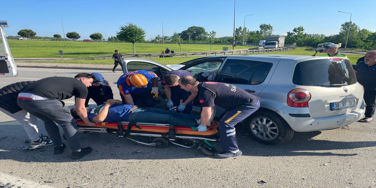 Bursa'da işçi servisi ile otomobilin çarpıştığı kazada 1 kişi hayatını kaybetti.