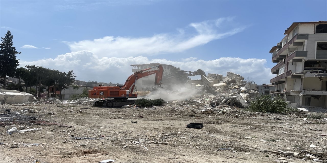 Depremlerden etkilenen Hatay'da ağır hasarlı binaların yıkımı sürüyor