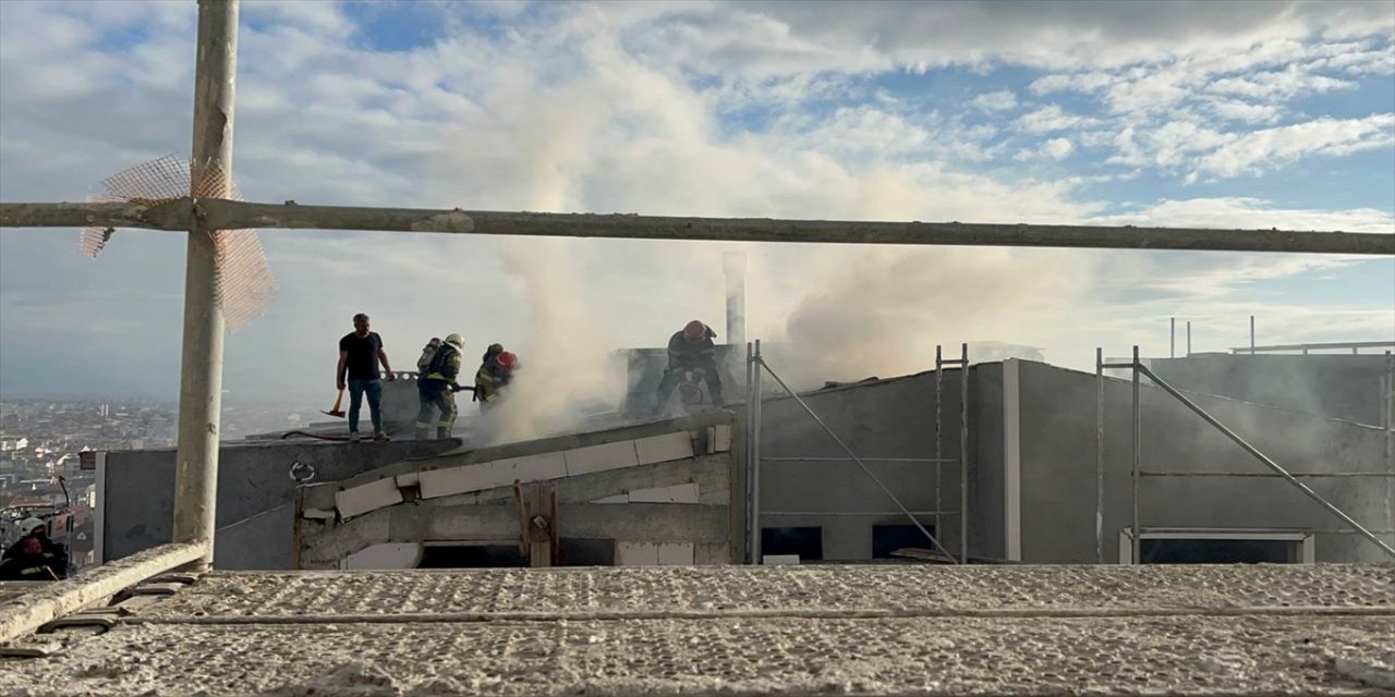 Kocaeli'de inşaat çatısında çıkan yangın söndürüldü