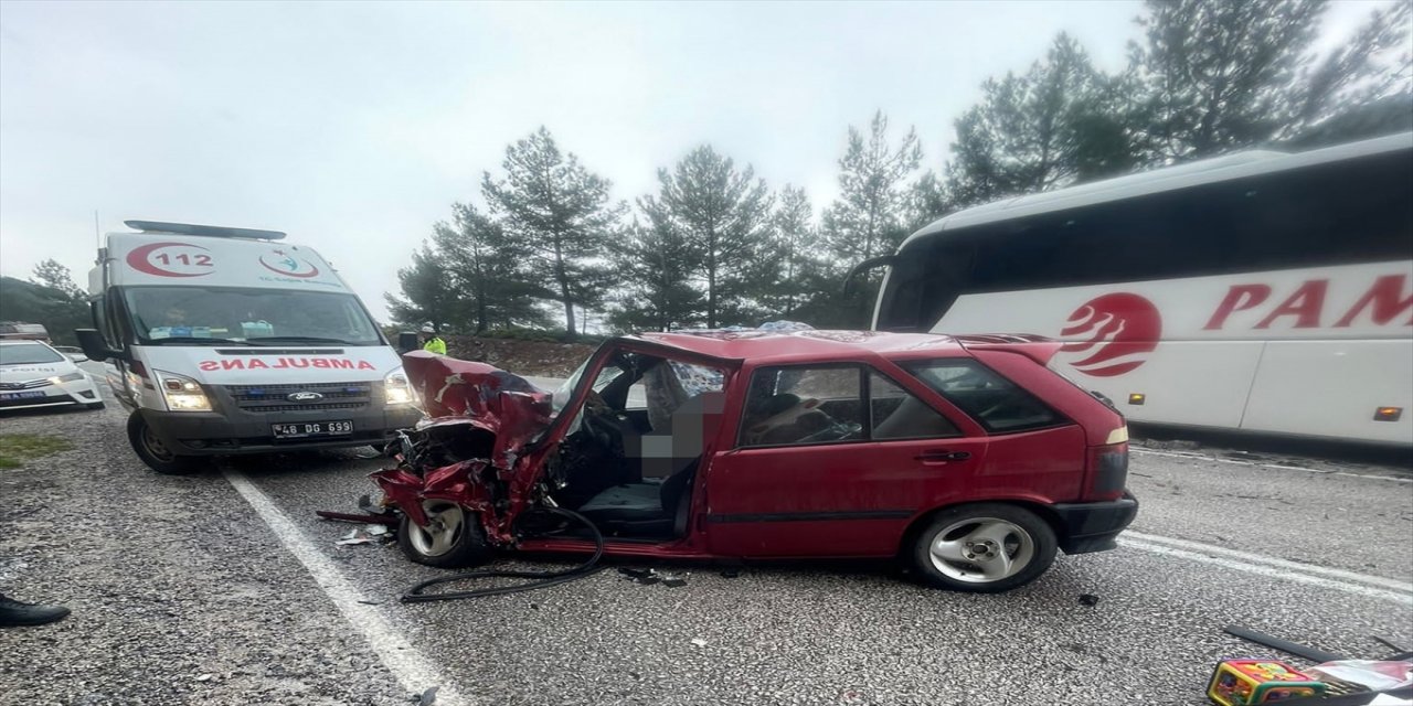 Muğla'da yolcu otobüsüyle çarpışan otomobildeki 2 kişi öldü