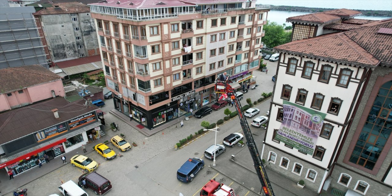 Yeni itfaiye aracının tanıtımında merdiven yardımıyla belediyeye pencereden girdi