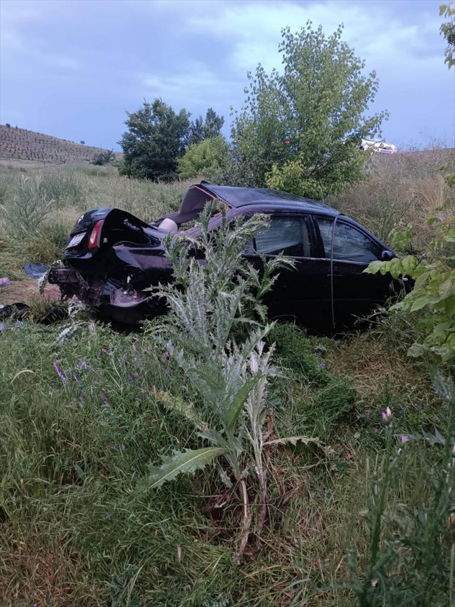 Afyonkarahisar'da şarampole devrilen otomobildeki 4 kişi yaralandı