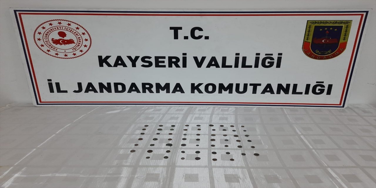 Kayseri'de bir evde 60 sikke ele geçirildi