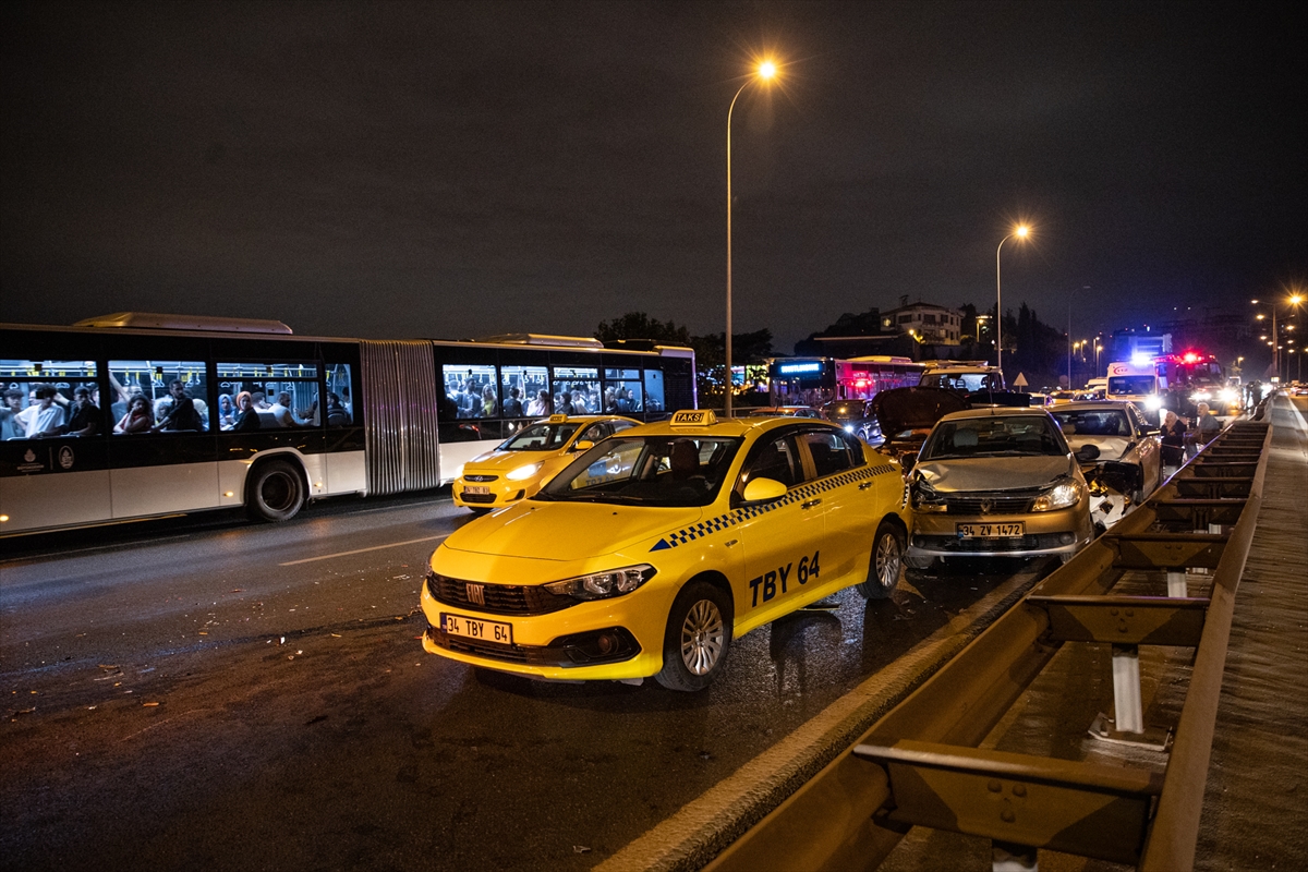 15 Temmuz Şehitler Köprüsü girişindeki zincirleme trafik kazasında 7 araçta hasar oluştu