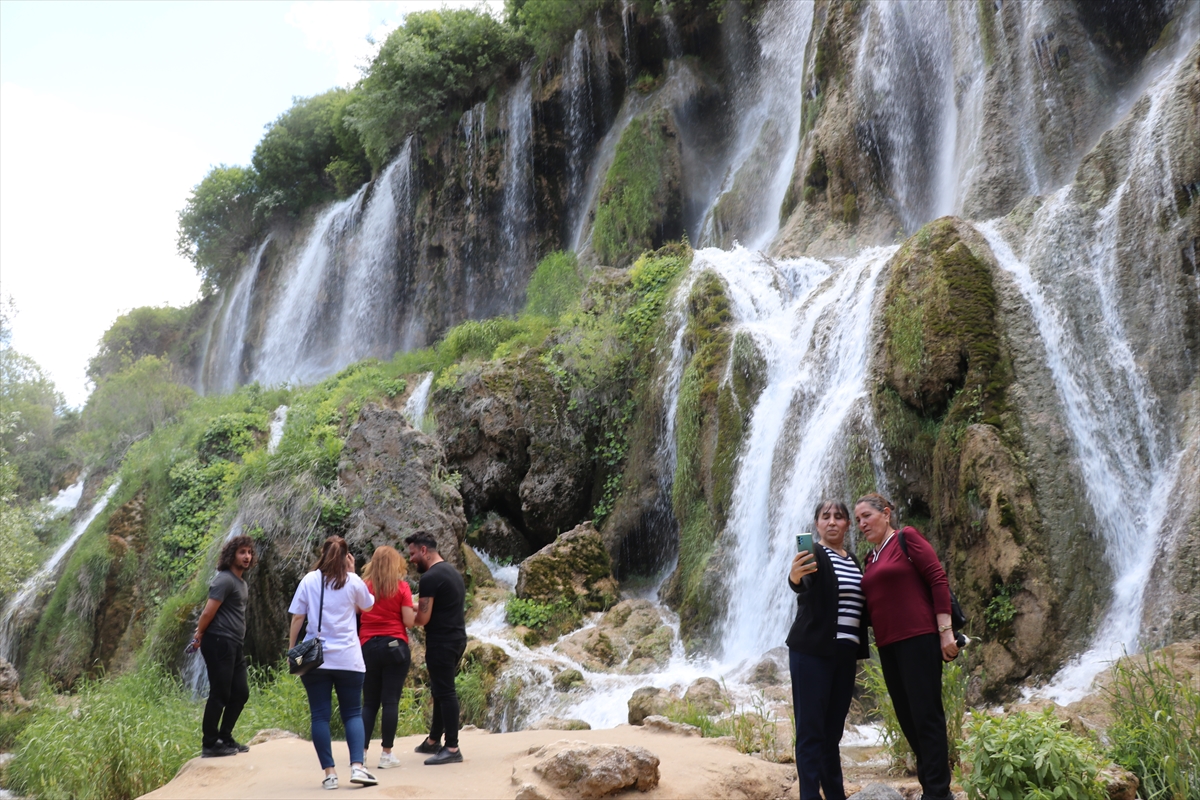 Yağışların ardından Girlevik Şelalesi coştu