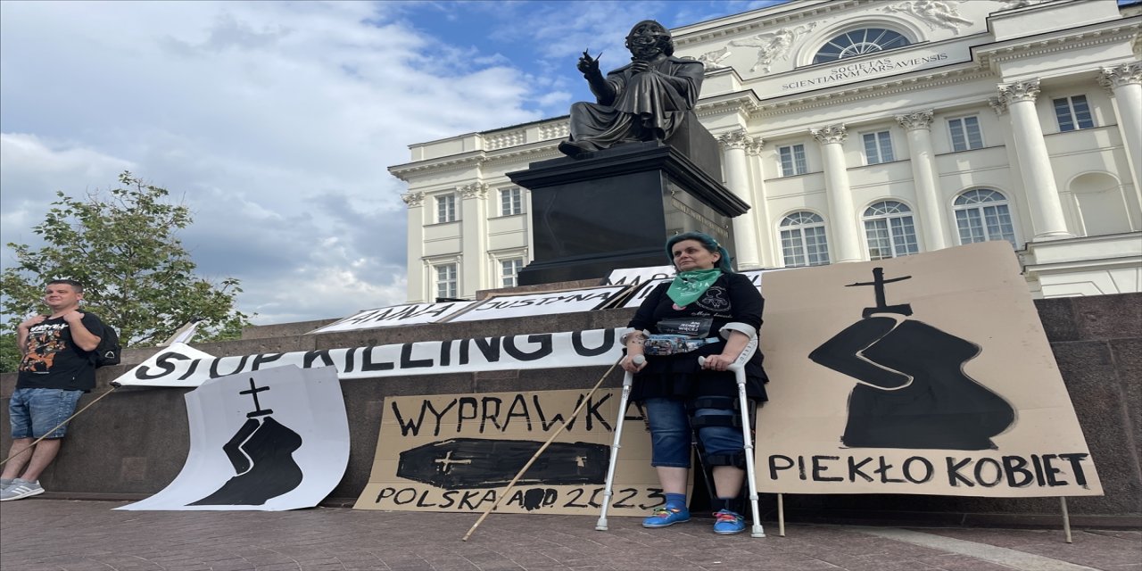Polonya'da 33 yaşındaki hamile kadının ihmal sonucu ölümü protesto edildi