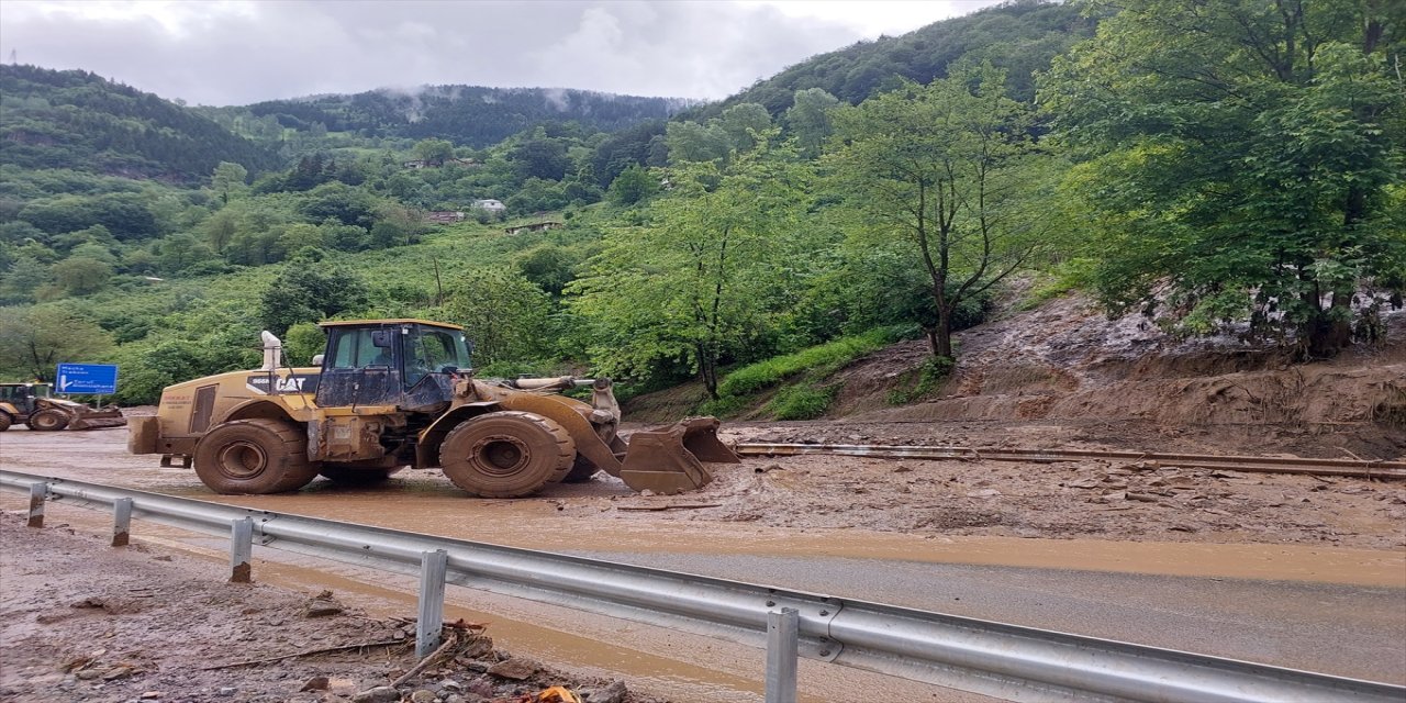 Trabzon'da sağanak yağış zor koşullara neden oldu.