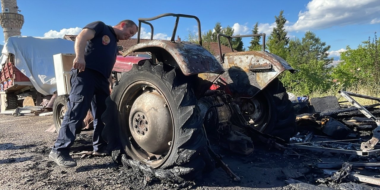 Karabük'te çıkan yangında bir traktör kullanılamaz hale geldi.