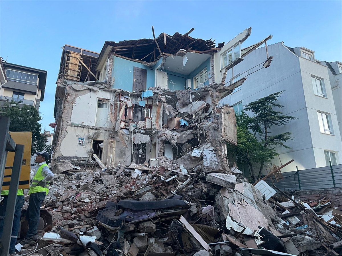 Eskişehir'de 3 katlı apartmanın büyük kısmı çöktü