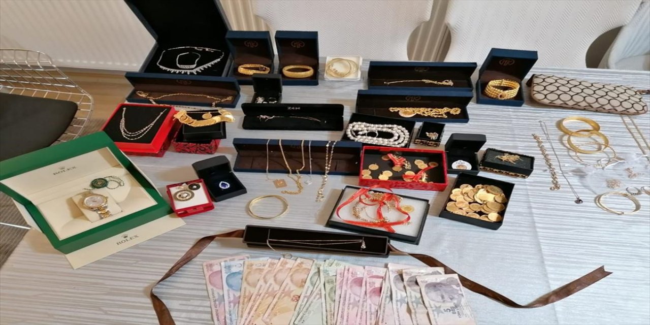 İzmir'de alışveriş siteleri üzerinden dolandırıcılık yapan 5 şüpheli tutuklandı