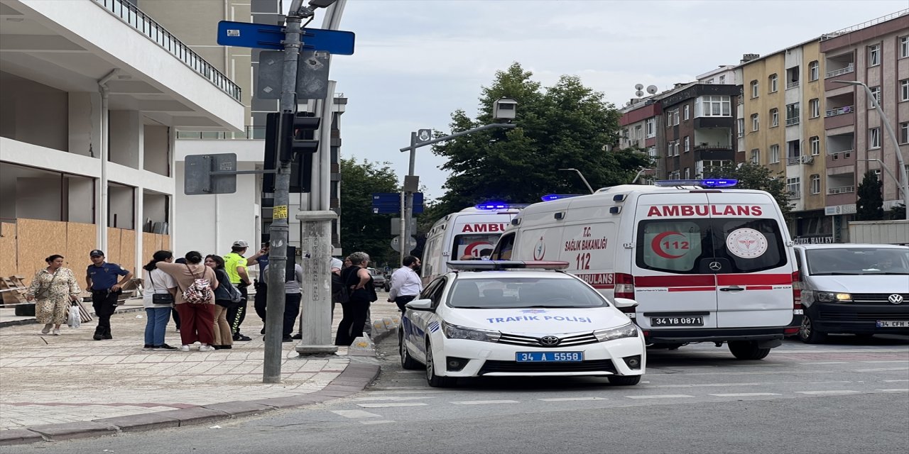 Zeytinburnu'nda tramvayla kamyon çarpışması sonucu 5 kişi yaralandı.