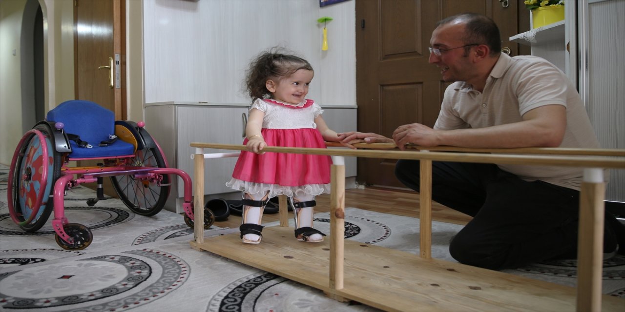 Omurga hastası kızının yaşamını kolaylaştıracak araç gereçleri kendi tasarlıyor.