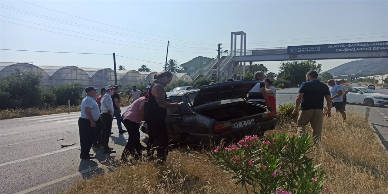 Antalya'da otomobilin refüje çarpması sonucu 4 kişi yaralandı