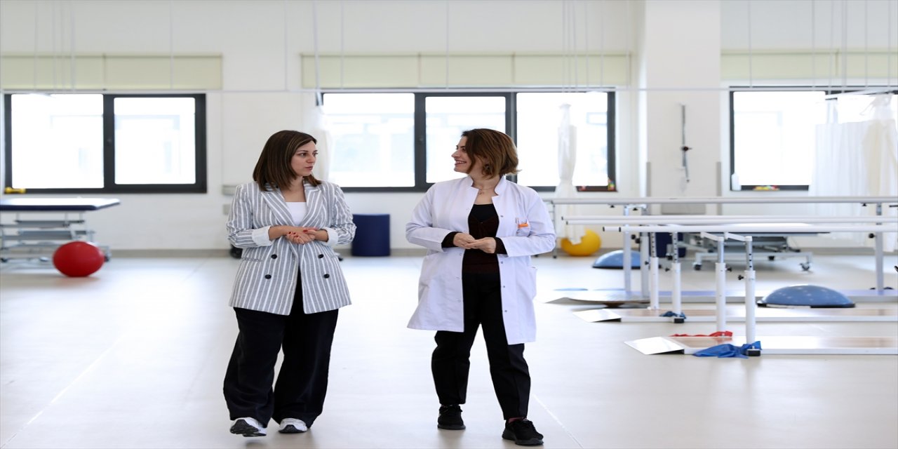 Skolyozun erken tanısında ebeveynlere de görev düşüyor.