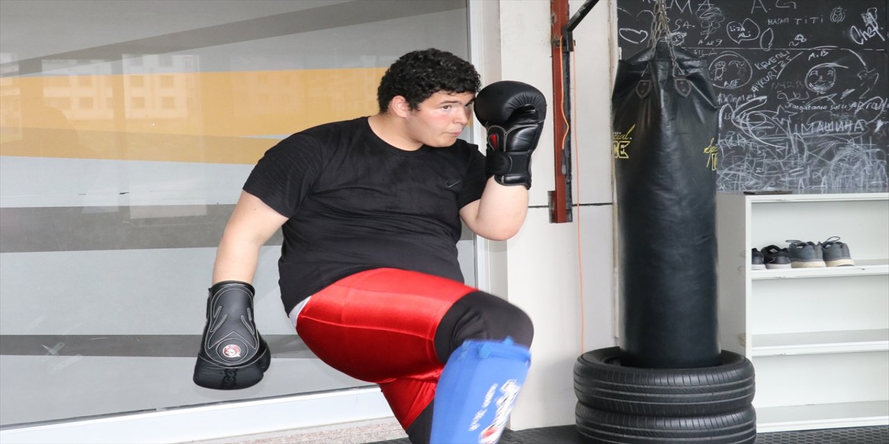 Kilo vermek için gitti, Kick boksta dünya üçüncülüğü aldı.