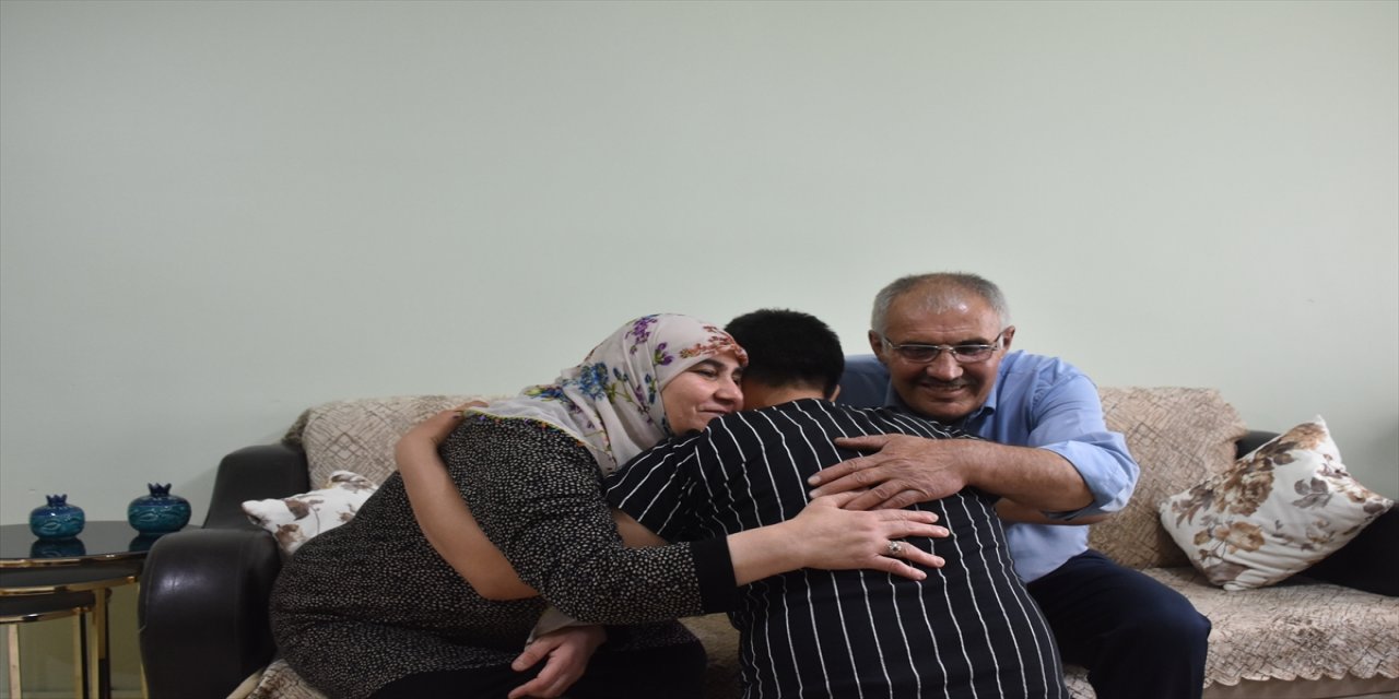 Üç çocuklu çift, koruyucu ailesi oldukları çocuğu sevgiyle büyütmeye devam ediyor.