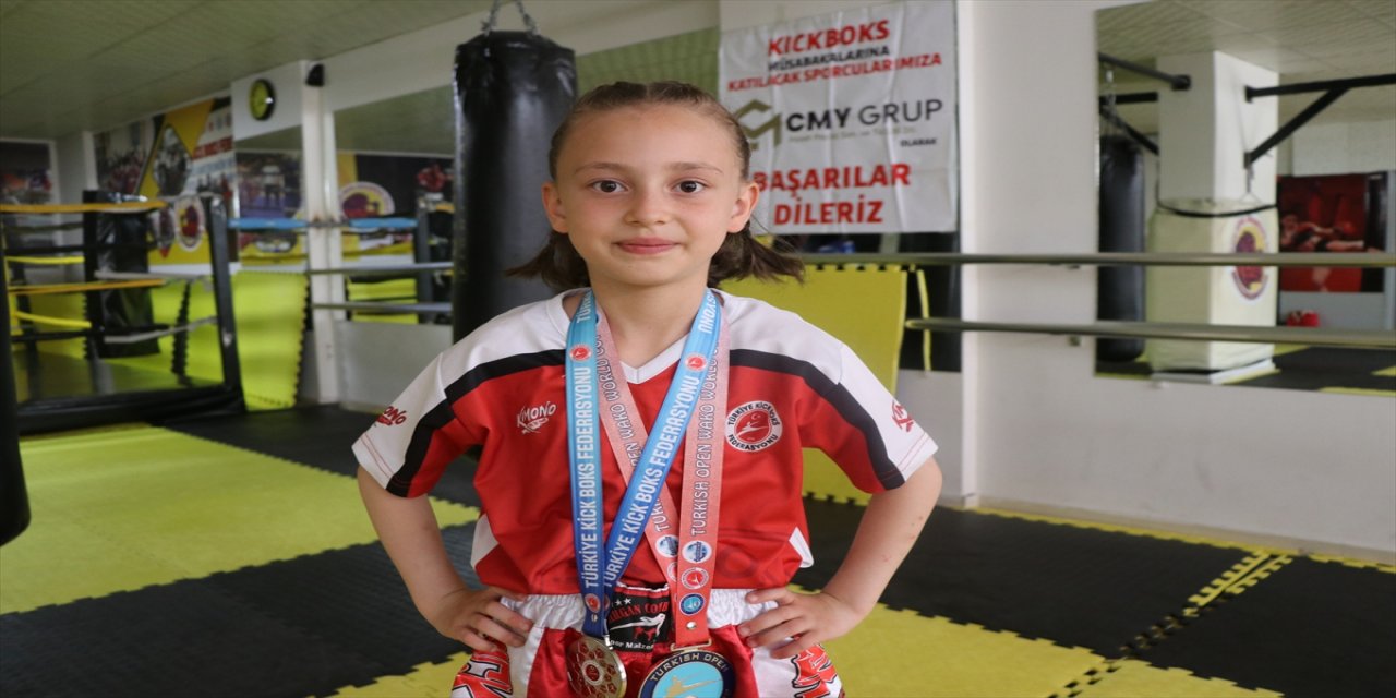 Minik kick boksçu, antrenör babasının desteğiyle milli takıma seçilmek istiyor.
