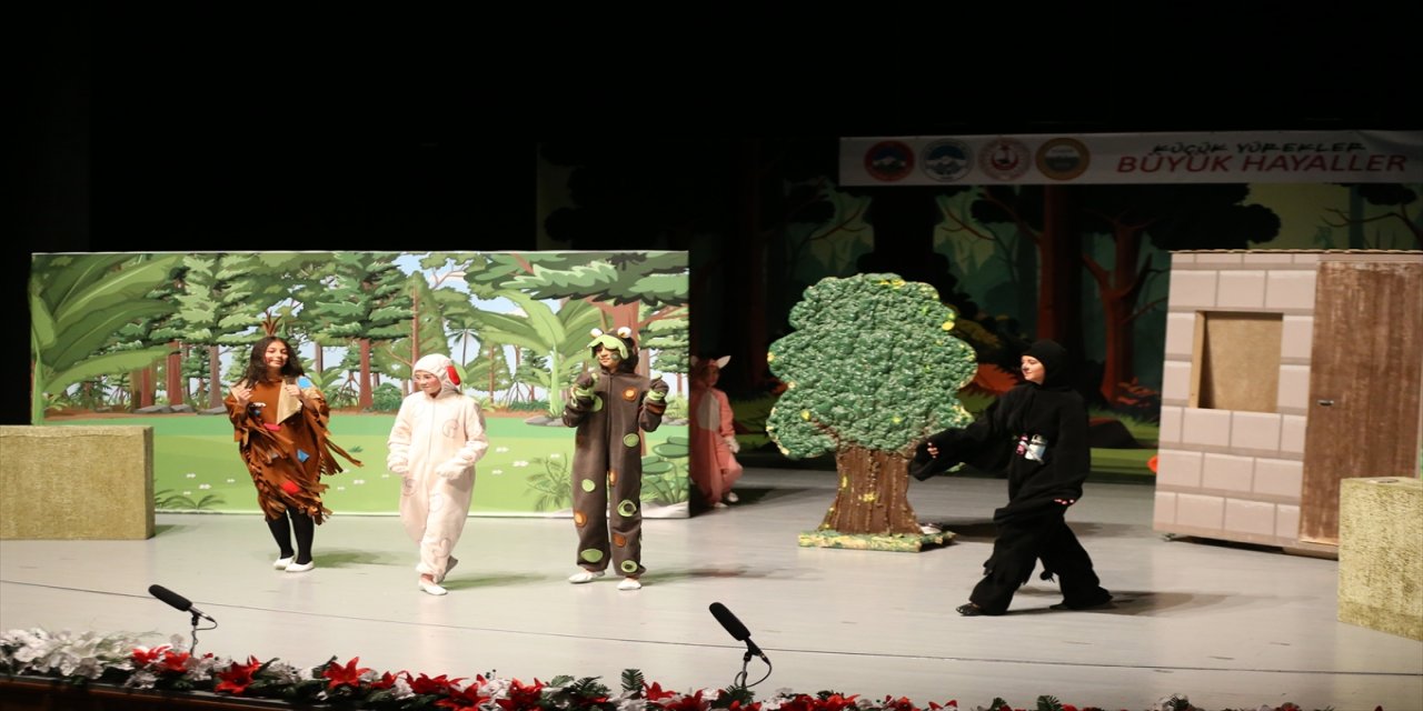 Kayseri'de şehit ve gazi çocukları tiyatro oyunu sergiledi
