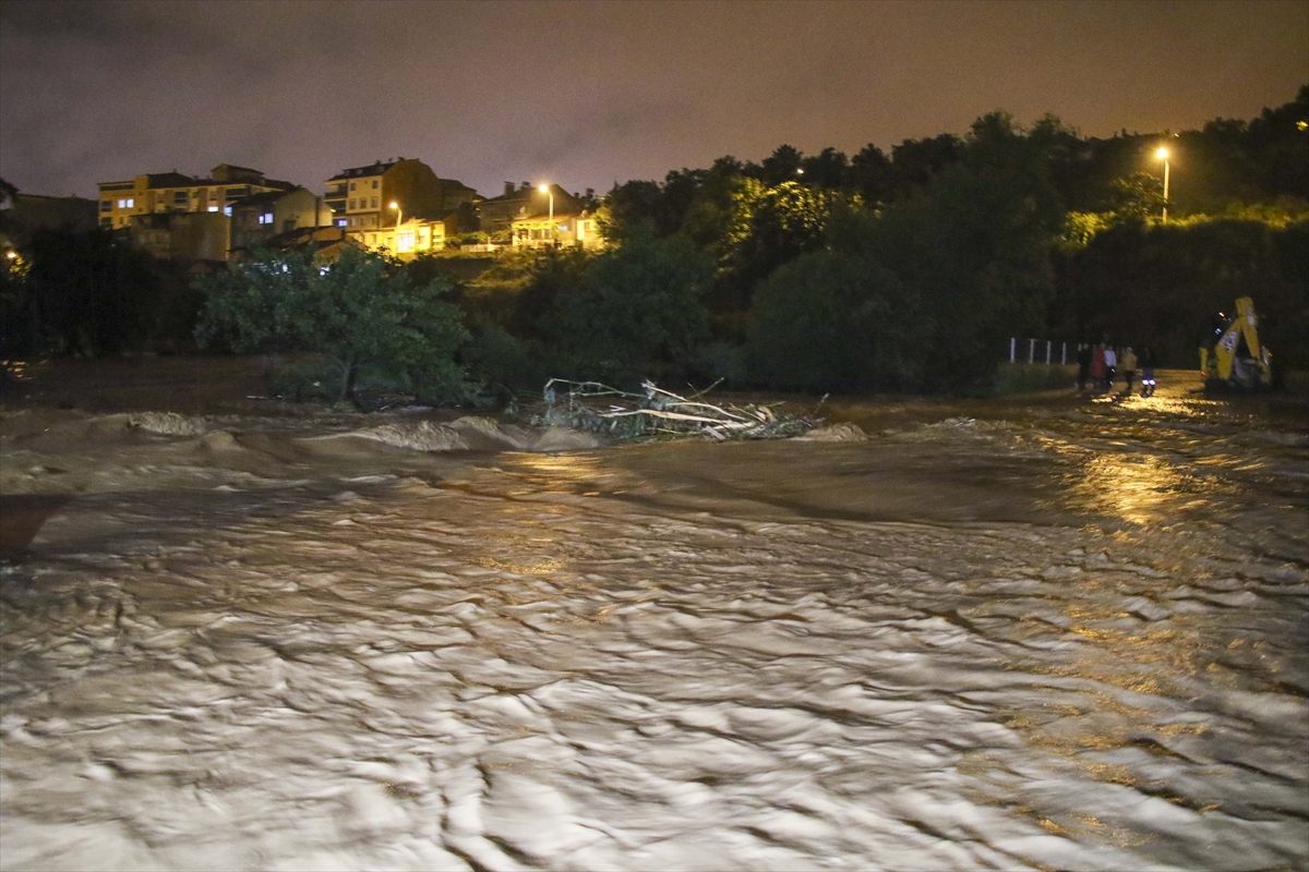 Uşak'ta sağanak nedeniyle 3 ev tahliye edildi
