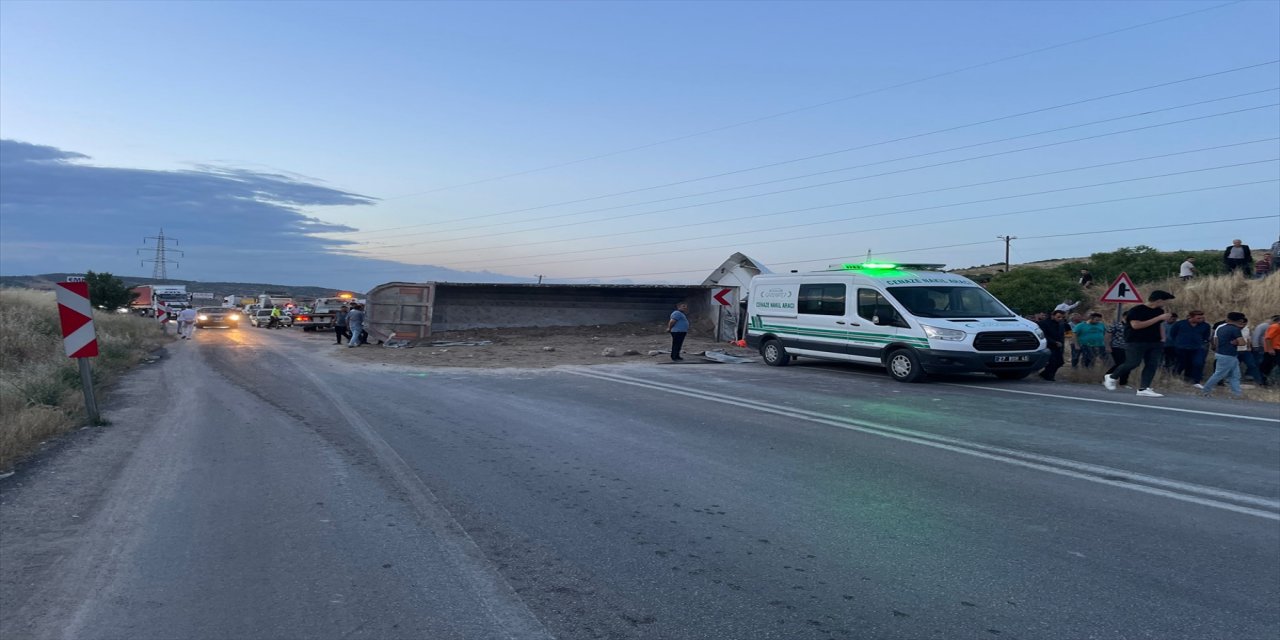 Gaziantep'teki trafik kazasında 3 kişi öldü, 5 kişi yaralandı
