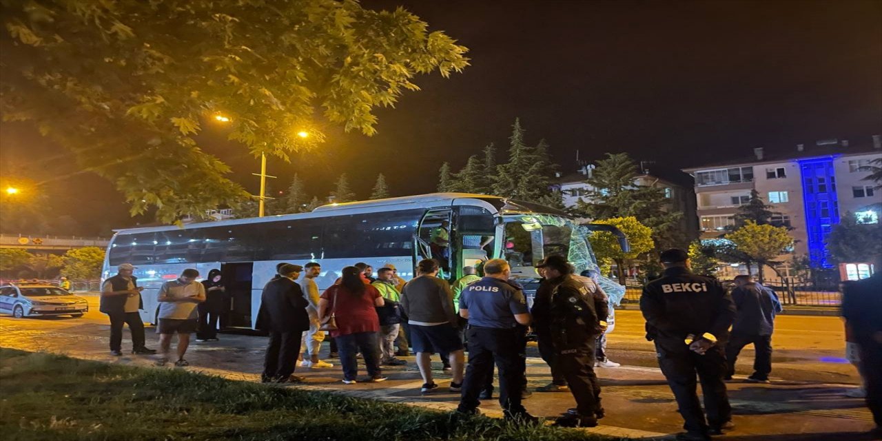 Amasya'da yolcu otobüsü ile tır çarpıştı 5 kişi yaralandı.