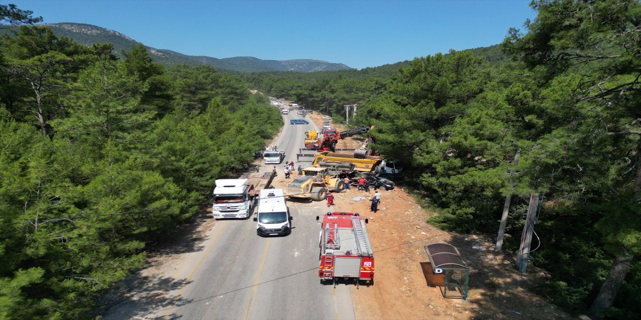 Hafriyat yüklü kamyonun minibüsün üstüne devrildiği kazada 1 kişi öldü, 2 kişi yaralandı