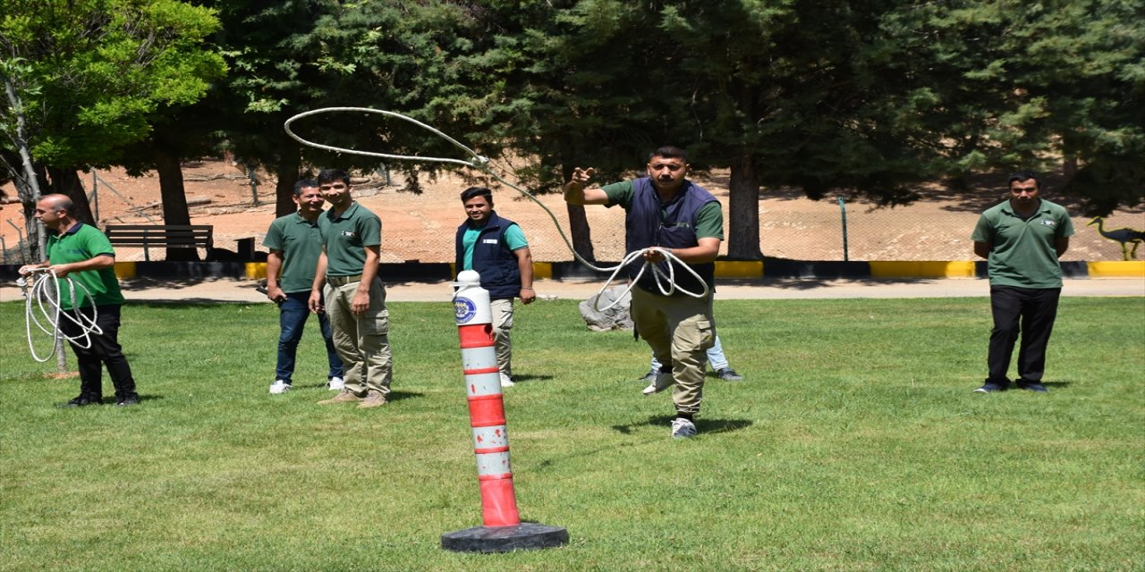Gaziantep'te kurban yakalama timi hazırlıklara devam ediyor.