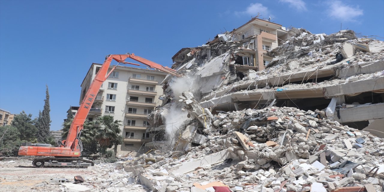 Hatay'da ağır hasarlı binaların yıkımı devam ediyor