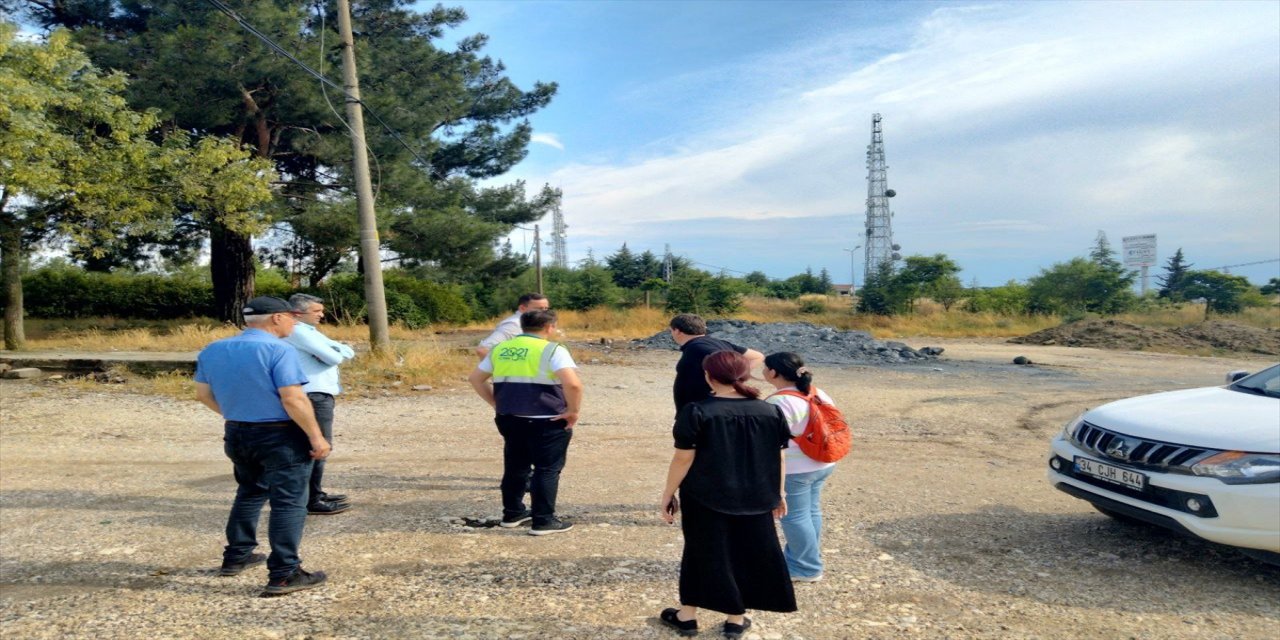 Kırklareli'nde boş arazideki duman ve koku yayan atık için inceleme başlatıldı
