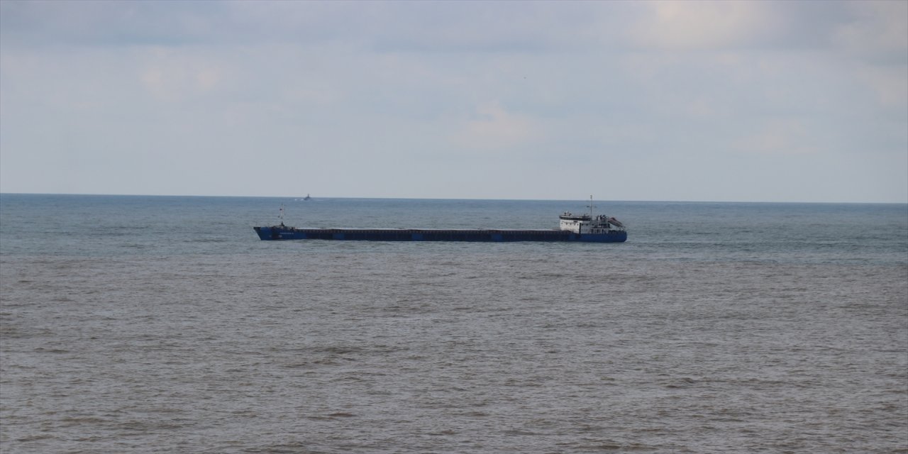 Zonguldak'ta sağanağın ardından denizin rengi kahverengiye döndü