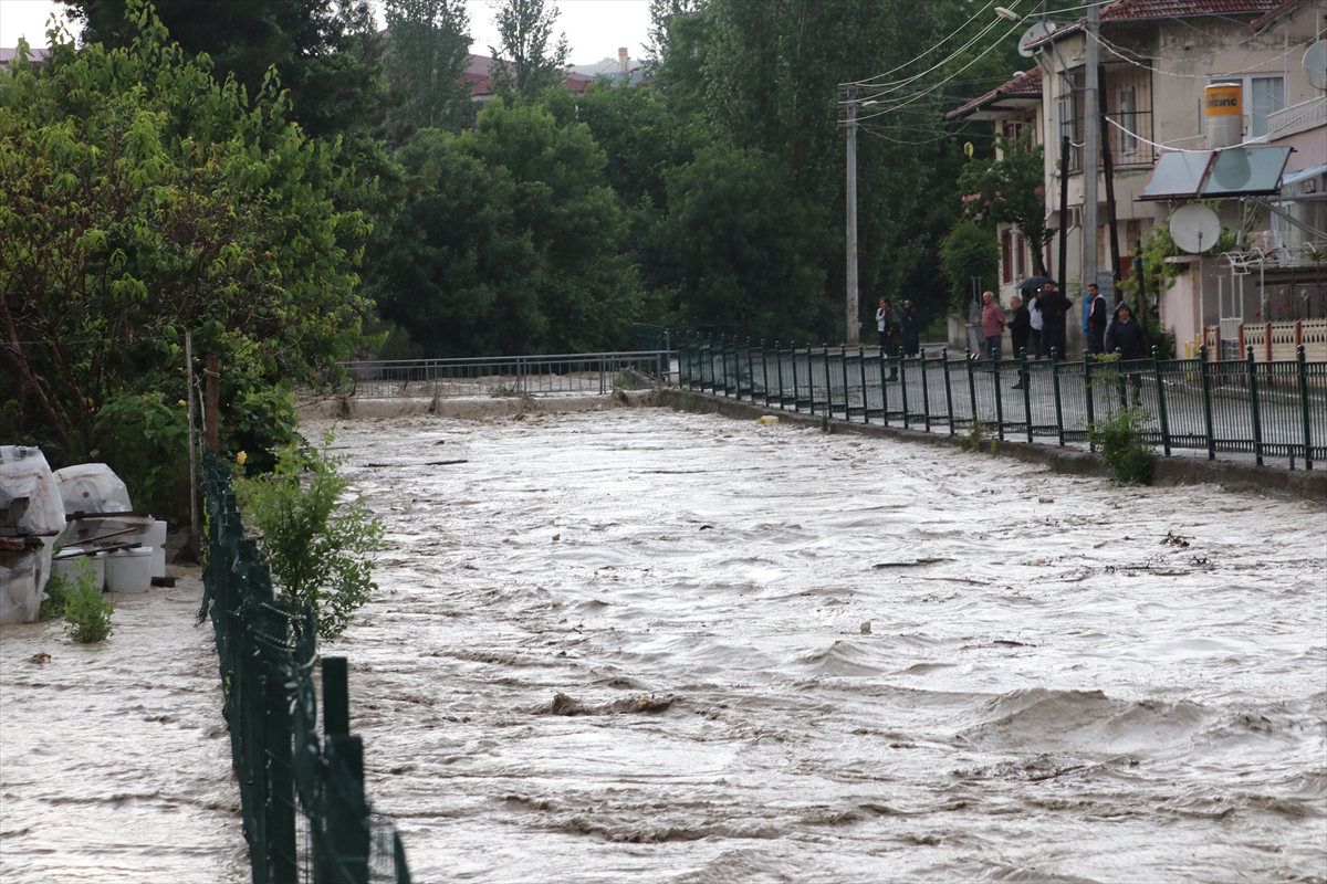 Samsun'un Havza ilçesinde sağanak taşkın ve su baskınına neden oldu