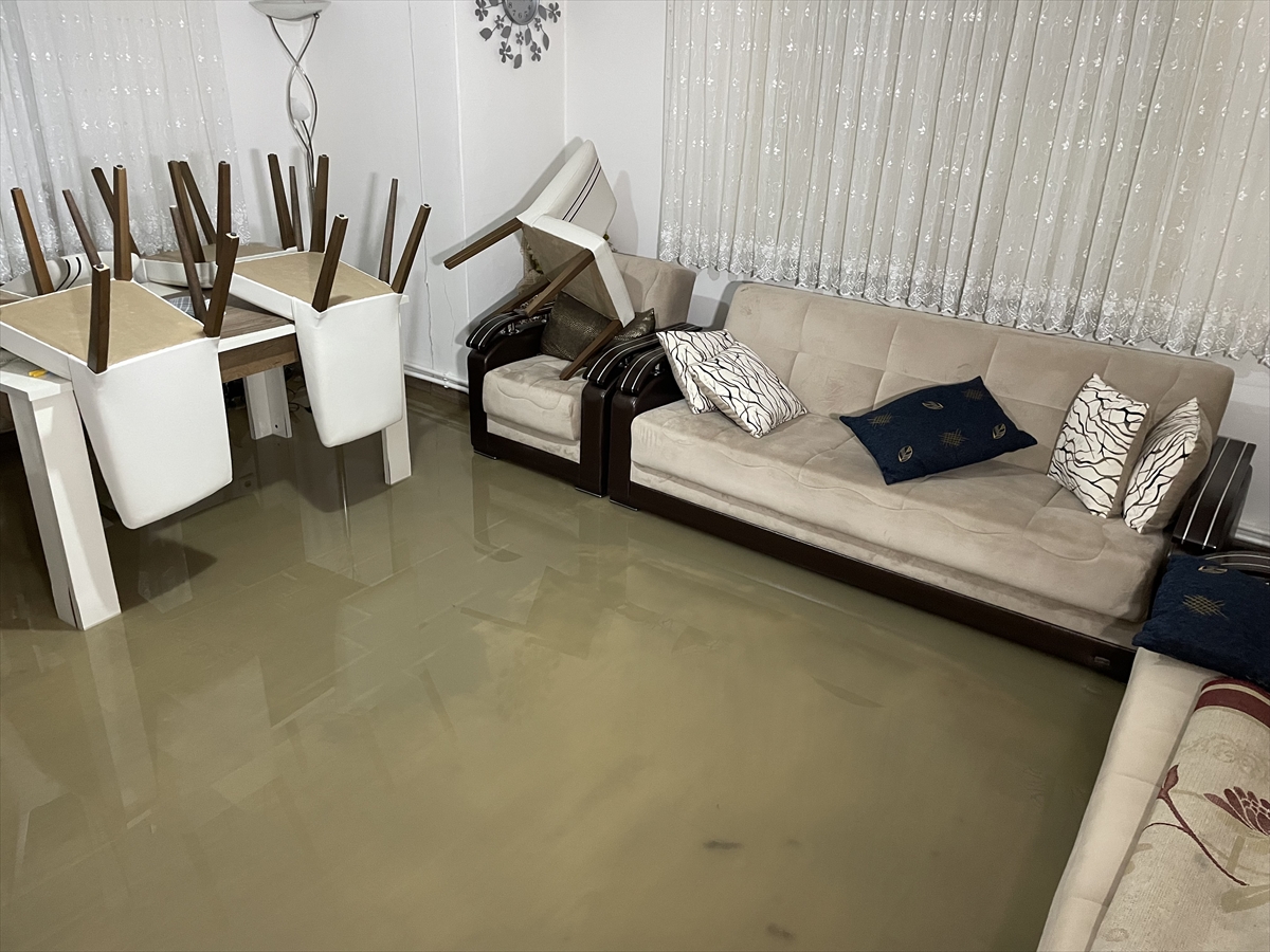 Ordu'da sağanak su baskınlarına neden oldu