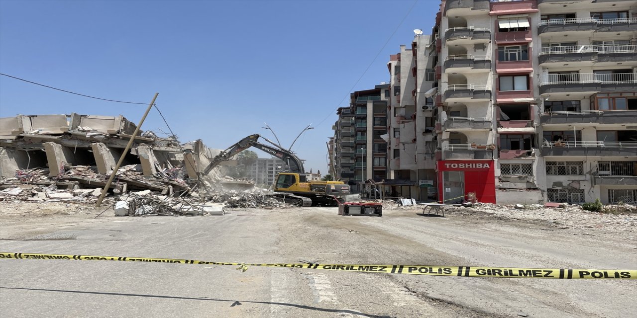 Hatay'da ağır hasarlı binaların yıkımı sürüyor.
