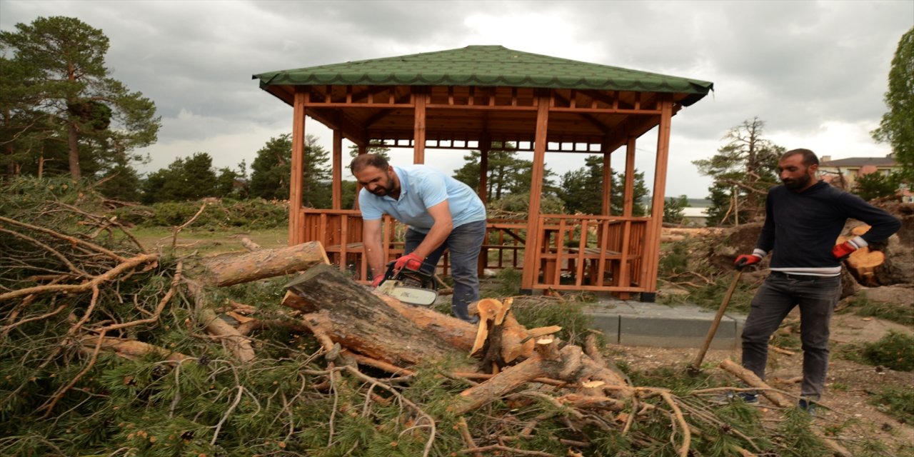 Kars'ta hortumda hasar gören millet bahçesinde onarım çalışmaları devam ediyor.