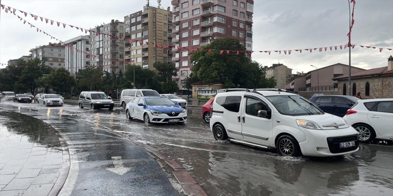 Konya'da sağanak yağış etkisini gösterdi.