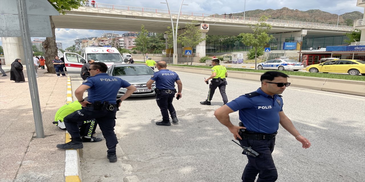 Bir aracın çarptığı 3 yaşındaki çocuk ağır yaralandı.