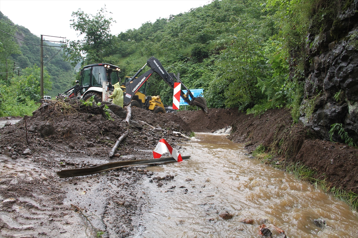 Giresun'da sağanak nedeniyle Yağlıdere-Alucra kara yolu ulaşıma kapandı