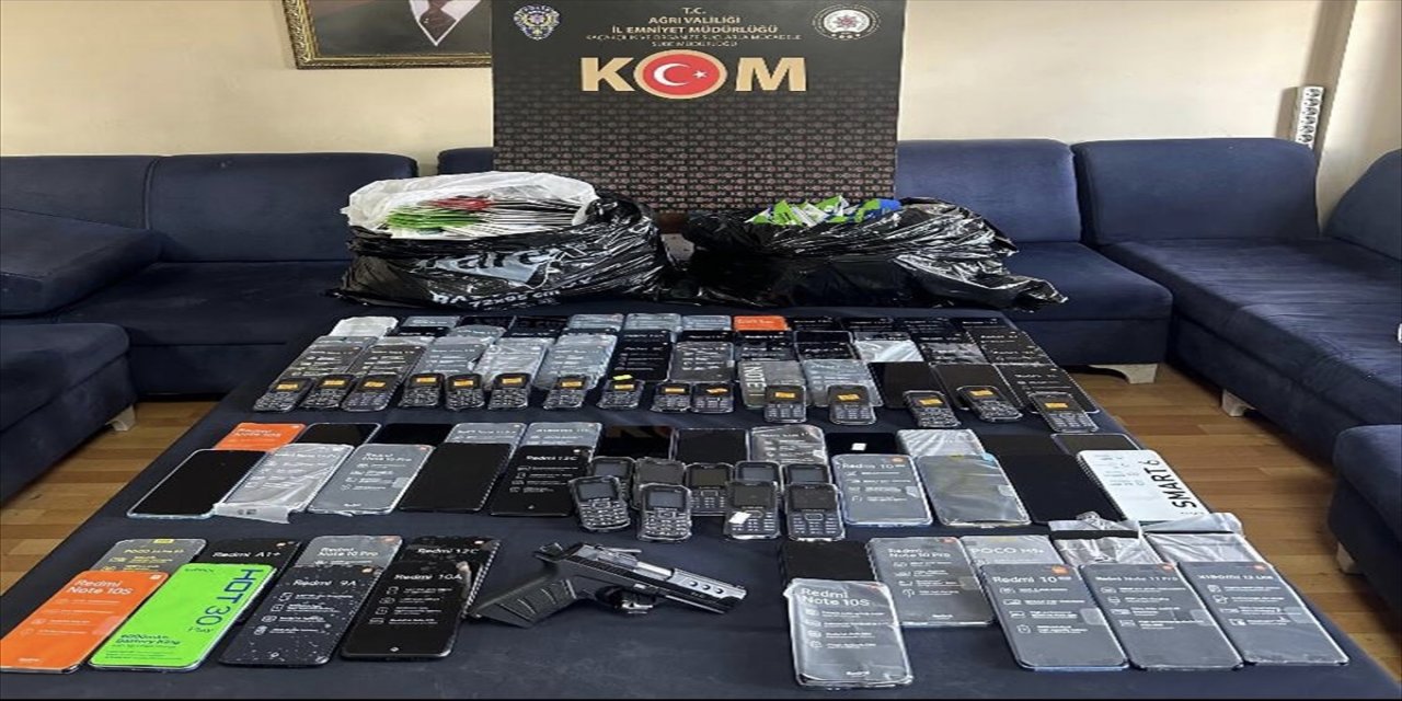 Ağrı'da gümrük kaçağı 108 cep telefonu ele geçirildi
