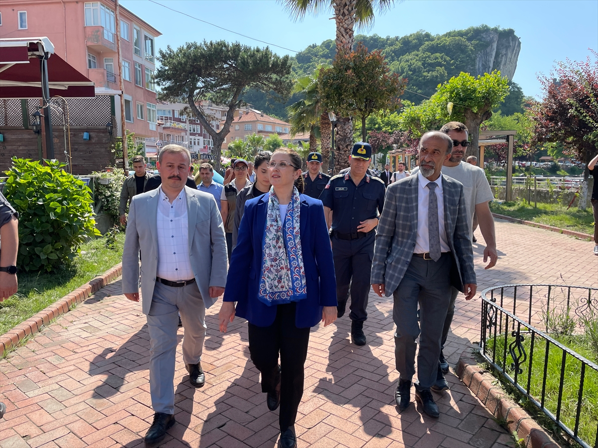 Sağanağın ardından temizlik çalışması yapılan Amasra bayrama hazır